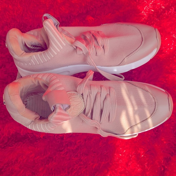 Super Cute DKNY - Picture 3 of 8